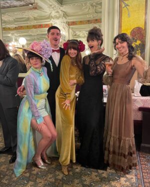 Clara Luciani Instagram - On se réveille un beau matin et on a (déjà?) 30 ans. Merci à vous tous pour vos attentions, vos mots doux, vos cadeaux par milliers…! Qu’on s’aime pour encore 30 ans au moins!