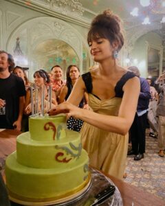 Clara Luciani Instagram - On se réveille un beau matin et on a (déjà?) 30 ans. Merci à vous tous pour vos attentions, vos mots doux, vos cadeaux par milliers…! Qu’on s’aime pour encore 30 ans au moins!