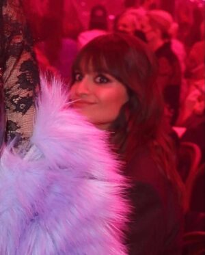 Clara Luciani Instagram - 24h à Milan : juste le temps qu’il fallait pour photobomber Rihanna et ASAP Rocky avec ma tête de Gremlins et manger beaucoup de pâtes. 🍝 
Merci @gucci et @alessandro_michele pour ce shot de beauté dans ces jours de pénombre… 
✨🫀✨