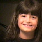 Clara Luciani Instagram - Voilà, c’est vertigineux de savoir qu’il y a désormais en ligne, sur @primevideofr , un documentaire qui me raconte de la plus fidèle des façons, une porte ouverte sur ma vie pour la toute première fois, sur mes doutes, sur l’intime. Un récit aussi franc que bien ciselé, imaginé par le maestro @philippelezin et produit par mon ami @hugoclementk . C’est un documentaire sur moi, bien sûr, mais aussi un documentaire sur ma famille qui met en lumière des personnages essentiels de cette grande aventure et notamment mon grand père, Jeannot, star absolue de ma vie. J’espère, vraiment de tout mon coeur, qu’il vous plaira et que ce que vous découvrirez de moi vous aidera peut être d’une part à mieux comprendre mes chansons mais aussi et surtout à garder foi en vos rêves les plus fous. Si vous l’avez déjà vu, n’hésitez pas à me dire ce que vous en avez pensé. En attendant votre verdict, je vous embrasse aussi fort que vous me manquez (déjà). 🌹