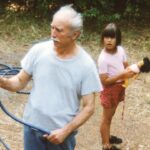 Clara Luciani Instagram - Voilà, c’est vertigineux de savoir qu’il y a désormais en ligne, sur @primevideofr , un documentaire qui me raconte de la plus fidèle des façons, une porte ouverte sur ma vie pour la toute première fois, sur mes doutes, sur l’intime. Un récit aussi franc que bien ciselé, imaginé par le maestro @philippelezin et produit par mon ami @hugoclementk . C’est un documentaire sur moi, bien sûr, mais aussi un documentaire sur ma famille qui met en lumière des personnages essentiels de cette grande aventure et notamment mon grand père, Jeannot, star absolue de ma vie. J’espère, vraiment de tout mon coeur, qu’il vous plaira et que ce que vous découvrirez de moi vous aidera peut être d’une part à mieux comprendre mes chansons mais aussi et surtout à garder foi en vos rêves les plus fous. Si vous l’avez déjà vu, n’hésitez pas à me dire ce que vous en avez pensé. En attendant votre verdict, je vous embrasse aussi fort que vous me manquez (déjà). 🌹