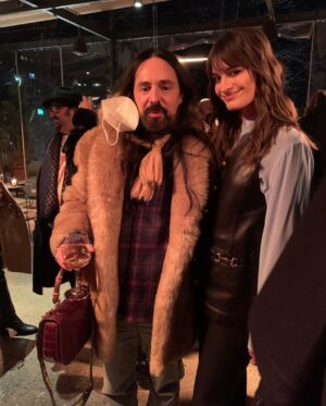 Clara Luciani Instagram - 24h à Milan : juste le temps qu’il fallait pour photobomber Rihanna et ASAP Rocky avec ma tête de Gremlins et manger beaucoup de pâtes. 🍝 
Merci @gucci et @alessandro_michele pour ce shot de beauté dans ces jours de pénombre… 
✨🫀✨