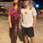 Clara Luciani Instagram - Pas besoin de légende, y’en a déjà une sur la photo 🤝🏼 @orelsan .