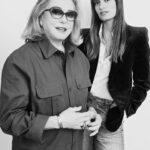 Clara Luciani Instagram - C’est toujours une drôle d’expérience de rencontrer ses idoles. Il y a quelque chose de presque surnaturel dans ces rendez-vous. Le mois dernier, grâce aux Inrocks, j’ai passé une heure avec Catherine Deneuve à parler de tout et de rien. Quand j’avais 8 ans, je dessinais son visage pendant des heures. Je mettais le VHS des Demoiselles de Rochefort sur pause et j’usais tous les feutres à la dessiner mèche par mèche et cil par cil en espérant qu’elle devienne réelle, s’échappe du papier et vienne chanter avec moi les airs de Legrand. Mes incantations ont fini par fonctionner et je vais mettre longtemps à m’en remettre. Merci la vie, puis @lesinrocks aussi. Ps : retrouvez notre entretien dans le numéro toujours en kiosque ! Photos de @jean_francoisrobert