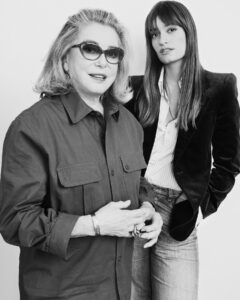 Clara Luciani Instagram - C’est toujours une drôle d’expérience de rencontrer ses idoles. Il y a quelque chose de presque surnaturel dans ces rendez-vous. Le mois dernier, grâce aux Inrocks, j’ai passé une heure avec Catherine Deneuve à parler de tout et de rien. Quand j’avais 8 ans, je dessinais son visage pendant des heures. Je mettais le VHS des Demoiselles de Rochefort sur pause et j’usais tous les feutres à la dessiner mèche par mèche et cil par cil en espérant qu’elle devienne réelle, s’échappe du papier et vienne chanter avec moi les airs de Legrand. Mes incantations ont fini par fonctionner et je vais mettre longtemps à m’en remettre. Merci la vie, puis @lesinrocks aussi. Ps : retrouvez notre entretien dans le numéro toujours en kiosque ! Photos de @jean_francoisrobert