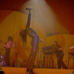 Clara Luciani Instagram - Voilà, c’est vertigineux de savoir qu’il y a désormais en ligne, sur @primevideofr , un documentaire qui me raconte de la plus fidèle des façons, une porte ouverte sur ma vie pour la toute première fois, sur mes doutes, sur l’intime. Un récit aussi franc que bien ciselé, imaginé par le maestro @philippelezin et produit par mon ami @hugoclementk . C’est un documentaire sur moi, bien sûr, mais aussi un documentaire sur ma famille qui met en lumière des personnages essentiels de cette grande aventure et notamment mon grand père, Jeannot, star absolue de ma vie. J’espère, vraiment de tout mon coeur, qu’il vous plaira et que ce que vous découvrirez de moi vous aidera peut être d’une part à mieux comprendre mes chansons mais aussi et surtout à garder foi en vos rêves les plus fous. Si vous l’avez déjà vu, n’hésitez pas à me dire ce que vous en avez pensé. En attendant votre verdict, je vous embrasse aussi fort que vous me manquez (déjà). 🌹