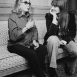 Clara Luciani Instagram - C’est toujours une drôle d’expérience de rencontrer ses idoles. Il y a quelque chose de presque surnaturel dans ces rendez-vous. Le mois dernier, grâce aux Inrocks, j’ai passé une heure avec Catherine Deneuve à parler de tout et de rien. Quand j’avais 8 ans, je dessinais son visage pendant des heures. Je mettais le VHS des Demoiselles de Rochefort sur pause et j’usais tous les feutres à la dessiner mèche par mèche et cil par cil en espérant qu’elle devienne réelle, s’échappe du papier et vienne chanter avec moi les airs de Legrand. Mes incantations ont fini par fonctionner et je vais mettre longtemps à m’en remettre. Merci la vie, puis @lesinrocks aussi. Ps : retrouvez notre entretien dans le numéro toujours en kiosque ! Photos de @jean_francoisrobert