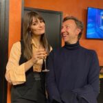 Clara Luciani Instagram - Il était temps pour moi de vous partager ma plus belle photo de 2021. Pour 2022, je vous souhaite à tous de trouver quelqu’un qui vous regardera comme @stephane.bern.officiel me regarde. ♥️ ✨ Bonne année !
