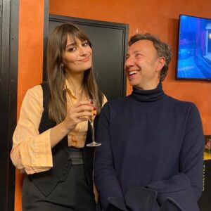 Clara Luciani Instagram - Il était temps pour moi de vous partager ma plus belle photo de 2021. Pour 2022, je vous souhaite à tous de trouver quelqu’un qui vous regardera comme @stephane.bern.officiel me regarde. ♥️ ✨ Bonne année !