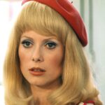 Clara Luciani Instagram - C’est toujours une drôle d’expérience de rencontrer ses idoles. Il y a quelque chose de presque surnaturel dans ces rendez-vous. Le mois dernier, grâce aux Inrocks, j’ai passé une heure avec Catherine Deneuve à parler de tout et de rien. Quand j’avais 8 ans, je dessinais son visage pendant des heures. Je mettais le VHS des Demoiselles de Rochefort sur pause et j’usais tous les feutres à la dessiner mèche par mèche et cil par cil en espérant qu’elle devienne réelle, s’échappe du papier et vienne chanter avec moi les airs de Legrand. Mes incantations ont fini par fonctionner et je vais mettre longtemps à m’en remettre. Merci la vie, puis @lesinrocks aussi. Ps : retrouvez notre entretien dans le numéro toujours en kiosque ! Photos de @jean_francoisrobert