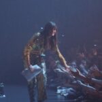 Clara Luciani Instagram - Dans trois semaines exactement, c’est mon grand retour sur scène! La tant attendue reprise de la bamboche, des rires, des slows, des frissons, des sauts…des émotions! 🌟🕺🏼 Les salles se remplissent vite mais je vous ai gardé quelques places au chaud, elles n’attendent que vous alors prenez vite vos billets et venez vibrer avec nous sur ce Respire Encore tour qu’on clôturera à Bercy avec la plus grosse boum de l’histoire de la boum (Je m’y engage). 🫀✨ (Ps: À Lille et à Rennes vous étiez si chauds que je suis super heureuse de vous annoncer l’ouverture de nouveaux zéniths!) Images : l’unique @bricevdh ❤️