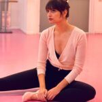 Clara Luciani Instagram - Ça fait un mois que mon amie @octavieescure me remet en forme pour la tournée avec une patience angélique. Si j’arrive à sauter, danser, chanter en gardant mon souffle ce sera grâce à elle….! Prêts pour les concerts? Moi oui. 🥊