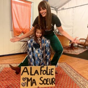 Clara Luciani Instagram - Ce serait mentir que de vous dire que je ne doute jamais. Qu’il n’y a pas des jours où je me demande si je vous intéresse encore, et pour combien de temps. Mais il y a aussi ces instants magiques où soudainement, je rencontre l’un d’entre vous et je réalise que vous m’avez fait une petite place précieuse au chaud de vos vies et que, pour vous, il faut que je continue à croire en ce que je fais. Bref, aujourd’hui j’ai eu un coup de mou et je suis retombée sur cette photo d’une petite fille et sa pancarte, rencontrée dans le public d’un festival il y a quelques jours et…. j’ai mieux respiré. Je suis parce que vous êtes. 🫀