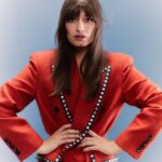 Clara Luciani Instagram - Je suis très fière de vous annoncer que je suis la rédactrice en chef du numéro de @lesinrocks en kiosque depuis hier matin. J’ai pris très à coeur cette invitation et je suis heureuse de vous présenter un numéro qui regroupe tout ce que j’aime et tout ce qui me définit. J’ai décidé de mettre en lumières toutes les femmes de ma vie, celles à côté desquelles je me suis construite et j’ai hâte que vous appreniez à les connaître au fur et à mesure des pages. Pour l’occasion, j’ai notamment eu la chance d’échanger avec deux de mes idoles; Catherine Deneuve et Françoise Hardy que je remercie du fond du cœur d’avoir répondu présentes. J’ai vibré et tremblé comme une petite fille ! Merci à toute la dream team des inrocks pour cette aventure folle et pour leur confiance, @gucci pour les habits de lumière et @fionatorre d’avoir immortalisé ce moment . Hâte de lire vos retours. 🆑