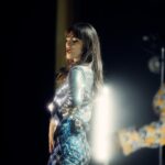 Clara Luciani Instagram - Je n’arrivais pas à l’écrire parce que c’était rendre la chose réelle et irrévocable, pourtant il faut bien que je m’y résolve: ma tournée est terminée. Adieu velours jaune et infini qui nous donnait l’impression d’être chaque soir les bijoux d’un précieux écrin, finies les pluies de confettis, ciao mon micro filaire et mon costume bleu, bye-bye mon équipe de rêve, ma famille parallèle et itinérante, et surtout, surtout, au revoir mon public adoré. C’est comme ça, je reviendrai avec un nouveau disque et on se retrouvera mais en attendant, bon sang, tout ça va me manquer terriblement. Merci pour ce Respire Encore Tour de folie et ce final explosif avec ce deuxième Bercy complet.Jamais, jamais, jamais je ne l’oublierai. 👋🏼 ❤️‍🩹 (Photos @rafaeldeprost )