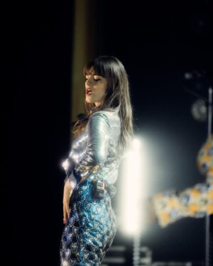 Clara Luciani Instagram - Je n’arrivais pas à l’écrire parce que c’était rendre la chose réelle et irrévocable, pourtant il faut bien que je m’y résolve: ma tournée est terminée. Adieu velours jaune et infini qui nous donnait l’impression d’être chaque soir les bijoux d’un précieux écrin, finies les pluies de confettis, ciao mon micro filaire et mon costume bleu, bye-bye mon équipe de rêve, ma famille parallèle et itinérante, et surtout, surtout, au revoir mon public adoré. C’est comme ça, je reviendrai avec un nouveau disque et on se retrouvera mais en attendant, bon sang, tout ça va me manquer terriblement. Merci pour ce Respire Encore Tour de folie et ce final explosif avec ce deuxième Bercy complet.Jamais, jamais, jamais je ne l’oublierai. 👋🏼 ❤️‍🩹
(Photos @rafaeldeprost )