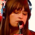 Clara Luciani Instagram - J’ai enfin osé reprendre ma chanson préférée de Françoise Hardy aux côtés de l’ami @waxx … Commentez des 🍪 si vous aimez. Pas de limite de cookies imposée.