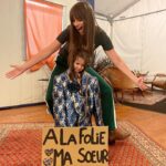 Clara Luciani Instagram - Ce serait mentir que de vous dire que je ne doute jamais. Qu’il n’y a pas des jours où je me demande si je vous intéresse encore, et pour combien de temps. Mais il y a aussi ces instants magiques où soudainement, je rencontre l’un d’entre vous et je réalise que vous m’avez fait une petite place précieuse au chaud de vos vies et que, pour vous, il faut que je continue à croire en ce que je fais. Bref, aujourd’hui j’ai eu un coup de mou et je suis retombée sur cette photo d’une petite fille et sa pancarte, rencontrée dans le public d’un festival il y a quelques jours et…. j’ai mieux respiré. Je suis parce que vous êtes. 🫀