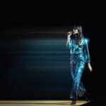 Clara Luciani Instagram - Je n’arrivais pas à l’écrire parce que c’était rendre la chose réelle et irrévocable, pourtant il faut bien que je m’y résolve: ma tournée est terminée. Adieu velours jaune et infini qui nous donnait l’impression d’être chaque soir les bijoux d’un précieux écrin, finies les pluies de confettis, ciao mon micro filaire et mon costume bleu, bye-bye mon équipe de rêve, ma famille parallèle et itinérante, et surtout, surtout, au revoir mon public adoré. C’est comme ça, je reviendrai avec un nouveau disque et on se retrouvera mais en attendant, bon sang, tout ça va me manquer terriblement. Merci pour ce Respire Encore Tour de folie et ce final explosif avec ce deuxième Bercy complet.Jamais, jamais, jamais je ne l’oublierai. 👋🏼 ❤️‍🩹 (Photos @rafaeldeprost )