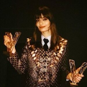 Clara Luciani Instagram - J’ai mis 48h à m’en remettre mais pour ceux qui n’auraient pas regardé la télévision vendredi soir j’ai eu la joie de ramener deux coupes à la maison! 🏆🌟🏆
J’ai recréé sur scène ce qui m’avait le plus manqué ces deux dernières années : une fête avec tous mes amis chéris qui ont eu l’audace de me suivre dans cette idée folle et de venir danser avec moi devant des millions de spectateurs : merci la famille! 
Merci à vous tous pour votre soutien si précieux, vos votes, votre amour….! 
Merci à la clique que j’ai si hâte de retrouver en tournée: @benjaminporraz @alban.claudin @mathieuedward3 @pierre.elgrishi @connie_onibi @nkia.studios @alexianebroque_off @leo_grsln @franzbeuchot pour la scénographie @manuesoum pour la danse et toute l’équipe technique ! 
Merci à @ayafujitamakeup au maquillage, @rudymarmet à la coiffure, la maison @gucci @alessandro_michele @malloparis @alexmalgouyres pour ce costume réalisé spécialement pour l’occasion et un immense merci à mon amie @moulesfripes qui a réalisé avec amour le stylisme du groupe et de tous les copains.
Merci à @romance_musique @nicorenard @sonymusicpubfrance 
@sagebysage @pierrickdevin @breakbot @yuksekofficial et ma soeur @ehlamusic par dessus tout! 
YOUPIIIIII! 🚀