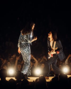 Clara Luciani Instagram - Je n’arrivais pas à l’écrire parce que c’était rendre la chose réelle et irrévocable, pourtant il faut bien que je m’y résolve: ma tournée est terminée. Adieu velours jaune et infini qui nous donnait l’impression d’être chaque soir les bijoux d’un précieux écrin, finies les pluies de confettis, ciao mon micro filaire et mon costume bleu, bye-bye mon équipe de rêve, ma famille parallèle et itinérante, et surtout, surtout, au revoir mon public adoré. C’est comme ça, je reviendrai avec un nouveau disque et on se retrouvera mais en attendant, bon sang, tout ça va me manquer terriblement. Merci pour ce Respire Encore Tour de folie et ce final explosif avec ce deuxième Bercy complet.Jamais, jamais, jamais je ne l’oublierai. 👋🏼 ❤️‍🩹
(Photos @rafaeldeprost )