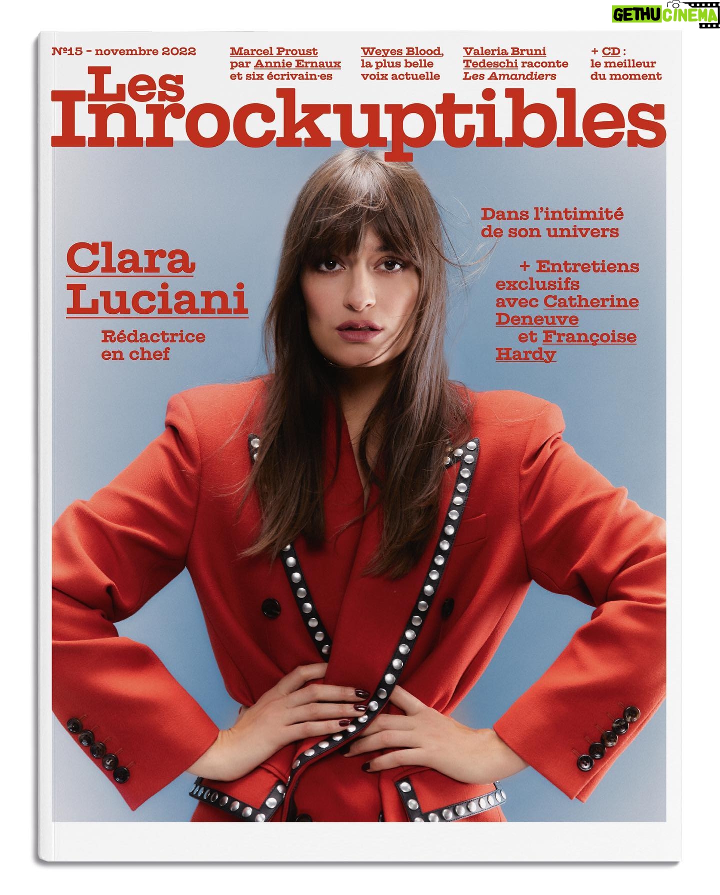 Clara Luciani Instagram - Je suis très fière de vous annoncer que je suis la rédactrice en chef du numéro de @lesinrocks en kiosque depuis hier matin. J’ai pris très à coeur cette invitation et je suis heureuse de vous présenter un numéro qui regroupe tout ce que j’aime et tout ce qui me définit. J’ai décidé de mettre en lumières toutes les femmes de ma vie, celles à côté desquelles je me suis construite et j’ai hâte que vous appreniez à les connaître au fur et à mesure des pages. Pour l’occasion, j’ai notamment eu la chance d’échanger avec deux de mes idoles; Catherine Deneuve et Françoise Hardy que je remercie du fond du cœur d’avoir répondu présentes. J’ai vibré et tremblé comme une petite fille ! Merci à toute la dream team des inrocks pour cette aventure folle et pour leur confiance, @gucci pour les habits de lumière et @fionatorre d’avoir immortalisé ce moment . Hâte de lire vos retours. 🆑
