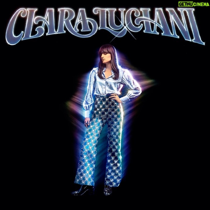 Clara Luciani Instagram - Abracadabra! ✨ Coeur se refait une beauté et revient le 25 novembre avec 4 reprises exclusives : 1. Dansons tant qu’on est vivant (Celebration) avec Kool & The Gang 2. C’est l’amour 3. Mes amis et moi 4. Bravo tu as gagné Vous en reprendriez bien « Encore »? 🍰 Artwork par @charlottedelarue