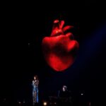 Clara Luciani Instagram - Je n’arrivais pas à l’écrire parce que c’était rendre la chose réelle et irrévocable, pourtant il faut bien que je m’y résolve: ma tournée est terminée. Adieu velours jaune et infini qui nous donnait l’impression d’être chaque soir les bijoux d’un précieux écrin, finies les pluies de confettis, ciao mon micro filaire et mon costume bleu, bye-bye mon équipe de rêve, ma famille parallèle et itinérante, et surtout, surtout, au revoir mon public adoré. C’est comme ça, je reviendrai avec un nouveau disque et on se retrouvera mais en attendant, bon sang, tout ça va me manquer terriblement. Merci pour ce Respire Encore Tour de folie et ce final explosif avec ce deuxième Bercy complet.Jamais, jamais, jamais je ne l’oublierai. 👋🏼 ❤️‍🩹 (Photos @rafaeldeprost )