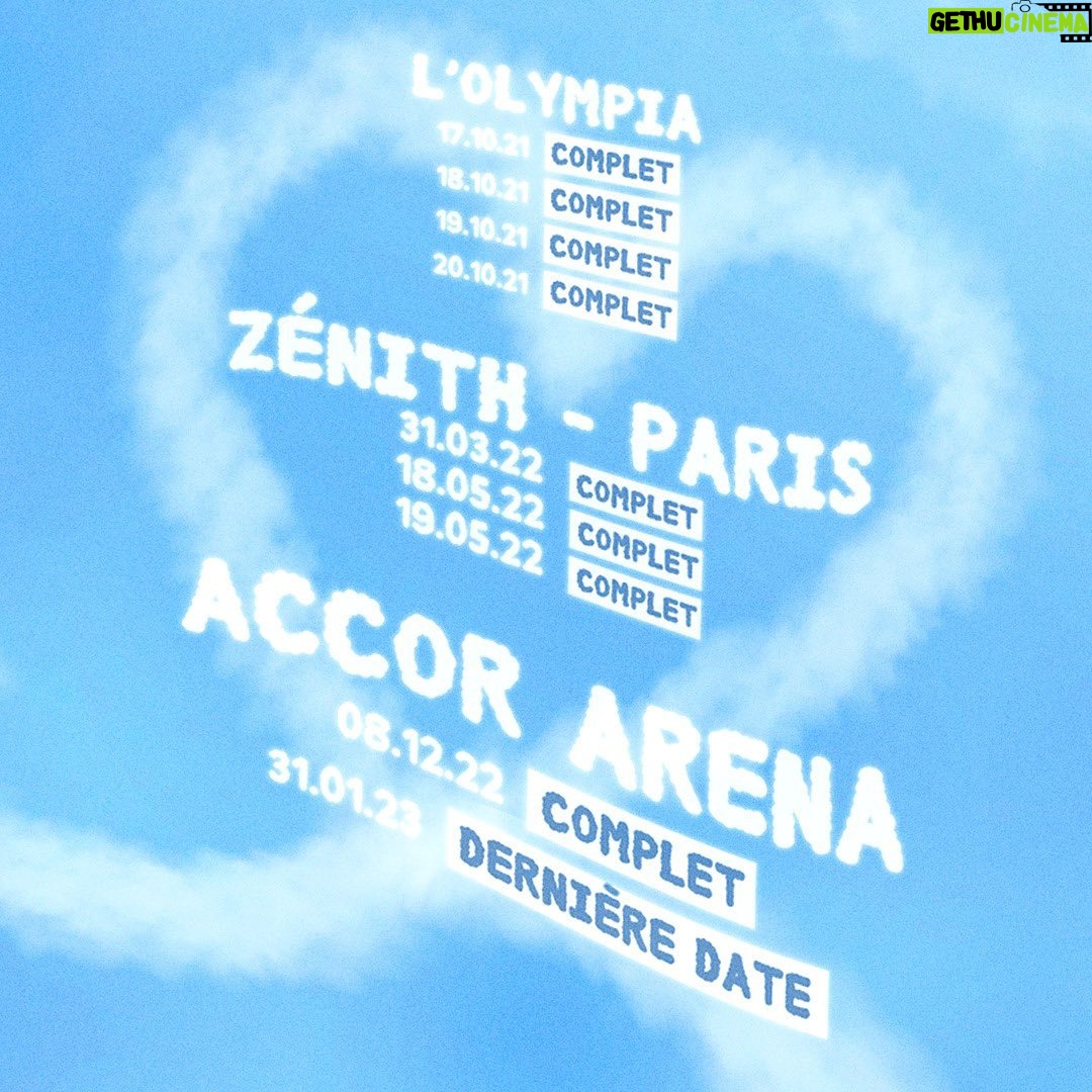 Clara Luciani Instagram - Une bande très organisée🫀. On continue de venir vous voir un peu partout en France jusqu’en 2023, et on terminera notre folle aventure avec une toute toute toute dernière date surprise à Bercy le 31 janvier 2023 ! The Grand Final…! La billetterie ouvrira mardi à 10h. Dites nous où vous viendrez nous voir faire chauffer le dancefloor 💃🏻✨. (On arrivera dans ce même petit avion dans la ville la plus motivée). Toutes les dates dans le lien en bio! 📷 @fionatorre
