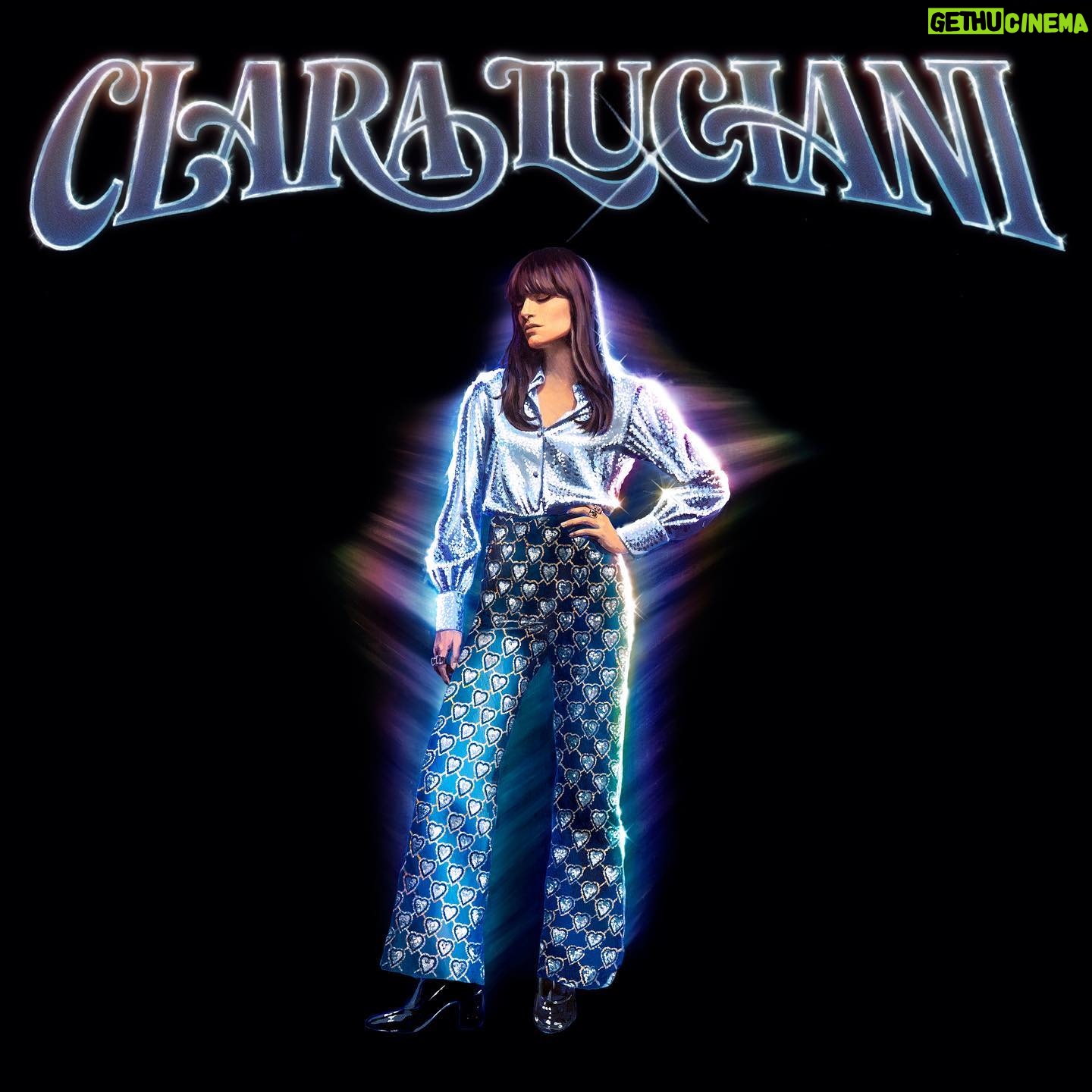 Clara Luciani Instagram - Abracadabra! ✨ Coeur se refait une beauté et revient le 25 novembre avec 4 reprises exclusives : 1. Dansons tant qu’on est vivant (Celebration) avec Kool & The Gang 2. C’est l’amour 3. Mes amis et moi 4. Bravo tu as gagné Vous en reprendriez bien « Encore »? 🍰 Artwork par @charlottedelarue