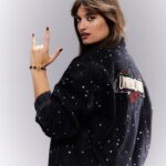 Clara Luciani Instagram - De très grandes dents prêtes à croquer l’automne 2022 comme il se doit…! 🍎 ( 📸 : @fionatorre à retrouver dans le prochain numéro de @lesinrocks )