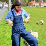 Clara Luciani Instagram - Entre deux Zéniths 🐑🏔…! (Attention, ce carrousel contient un photobomb de mouton de qualité.)