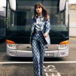 Clara Luciani Instagram - Vivre sur la route et vous rencontrer … c’était si bon! J’ai du mal à croire que la première partie de la tournée soit déjà terminée. Merci pour votre accueil spectaculaire, je ne me suis jamais sentie aussi vivante que ces dernières semaines à vos côtés. Les poumons et le coeur regonflés à bloc. Je vous aime, c’est rien de le dire…! 🫁✨🫀 (Photo de @fionatorre , costume de scène de @alessandro_michele x @gucci )