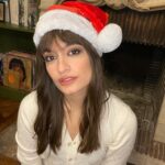 Clara Luciani Instagram - J’ai une grande nouvelle à vous annoncer! 🥁 La semaine prochaine ouvrira mon marché de Noël en association avec La Maison des Femmes de Marseille. Vous pourrez acheter les vêtements de mon dressing que j’ai décidé de vendre au profit de l’association, boire un bon chocolat chaud, découvrir le stand de fleurs de @desireefleurs , la boutique vintage éphémère de mon amie @moulesfripes et des créations exclusives imaginées juste pour l’occasion. Vos achats représenteront un don pour la Maison des Femmes, qui a pour but d’améliorer la prise en charge des femmes victimes de violences. Infos pratiques : Le Marché de Noël de la Maison des Femmes par Clara Luciani, Du jeudi 16 au dimanche 19 décembre De 10h à 19h tous les jours (Fermeture à 18h le 16/12) 76 rue Saint-Maur, 75011 Paris Merci à @deezerfr , @moulesfripes et @desireefleurs de rendre cet évènement possible. 🫀✨