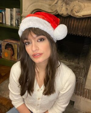 Clara Luciani Instagram - J’ai une grande nouvelle à vous annoncer! 🥁 La semaine prochaine ouvrira mon marché de Noël en association avec La Maison des Femmes de Marseille. Vous pourrez acheter les vêtements de mon dressing que j’ai décidé de vendre au profit de l’association, boire un bon chocolat chaud, découvrir le stand de fleurs de @desireefleurs , la boutique vintage éphémère de mon amie @moulesfripes et des créations exclusives imaginées juste pour l’occasion. Vos achats représenteront un don pour la Maison des Femmes, qui a pour but d’améliorer la prise en charge des femmes victimes de violences. 

Infos pratiques :
Le Marché de Noël de la Maison des Femmes par Clara Luciani,
Du jeudi 16 au dimanche 19 décembre
De 10h à 19h tous les jours (Fermeture à 18h le 16/12)
76 rue Saint-Maur, 75011 Paris 

Merci à @deezerfr , @moulesfripes et @desireefleurs de rendre cet évènement possible. 🫀✨