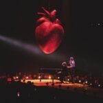 Clara Luciani Instagram – Est-ce que ça vous est déjà arrivé d’être amoureux et de trouver tous les mots d’amour trop petits, trop fades, trop usés pour exprimer votre amour? Il m’arrive la même chose aujourd’hui alors que je voudrais vous remercier, aucun mot ne me semble assez costaud pour exprimer ma gratitude face à ce premier Bercy complet et ces émotions que vous m’avez données. « Merci » ce n’est pas assez pour vous décrire le vertige que j’ai ressenti face à la multitude de vos visages. En attendant que j’invente un nouveau vocabulaire tout dédié à la reconnaissance que j’ai à votre égard, sachez que vous avez fait de moi une femme très heureuse et très fière. Bercy beaucoup. On se revoit le 31 janvier et d’ici là, vous méritez les plus beaux cadeaux de Noël!
Merci à toute mon équipe chérie, à @nkia.studios @connie_onibi @alexianebroque_off @benjaminporraz @mathieuedward3 @pierre.elgrishi @babeband. Merci @breakbot et @yuksekofficial d’avoir ouvert le bal. Merci à mes invités en or @jdoreofficiel @ehlamusic @sagebysage et @alkapranos. Merci @gucci pour le costume créé spécialement pour l’occasion et @ayafujitamakeup et @rudymarmet mes magiciens.
Photos de @lisamiquet 🌹.