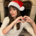 Clara Luciani Instagram - J’ai une grande nouvelle à vous annoncer! 🥁 La semaine prochaine ouvrira mon marché de Noël en association avec La Maison des Femmes de Marseille. Vous pourrez acheter les vêtements de mon dressing que j’ai décidé de vendre au profit de l’association, boire un bon chocolat chaud, découvrir le stand de fleurs de @desireefleurs , la boutique vintage éphémère de mon amie @moulesfripes et des créations exclusives imaginées juste pour l’occasion. Vos achats représenteront un don pour la Maison des Femmes, qui a pour but d’améliorer la prise en charge des femmes victimes de violences. Infos pratiques : Le Marché de Noël de la Maison des Femmes par Clara Luciani, Du jeudi 16 au dimanche 19 décembre De 10h à 19h tous les jours (Fermeture à 18h le 16/12) 76 rue Saint-Maur, 75011 Paris Merci à @deezerfr , @moulesfripes et @desireefleurs de rendre cet évènement possible. 🫀✨