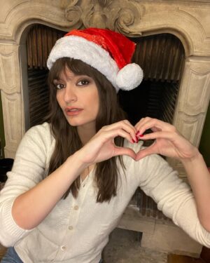 Clara Luciani Instagram - J’ai une grande nouvelle à vous annoncer! 🥁 La semaine prochaine ouvrira mon marché de Noël en association avec La Maison des Femmes de Marseille. Vous pourrez acheter les vêtements de mon dressing que j’ai décidé de vendre au profit de l’association, boire un bon chocolat chaud, découvrir le stand de fleurs de @desireefleurs , la boutique vintage éphémère de mon amie @moulesfripes et des créations exclusives imaginées juste pour l’occasion. Vos achats représenteront un don pour la Maison des Femmes, qui a pour but d’améliorer la prise en charge des femmes victimes de violences. 

Infos pratiques :
Le Marché de Noël de la Maison des Femmes par Clara Luciani,
Du jeudi 16 au dimanche 19 décembre
De 10h à 19h tous les jours (Fermeture à 18h le 16/12)
76 rue Saint-Maur, 75011 Paris 

Merci à @deezerfr , @moulesfripes et @desireefleurs de rendre cet évènement possible. 🫀✨
