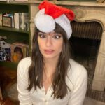 Clara Luciani Instagram - J’ai une grande nouvelle à vous annoncer! 🥁 La semaine prochaine ouvrira mon marché de Noël en association avec La Maison des Femmes de Marseille. Vous pourrez acheter les vêtements de mon dressing que j’ai décidé de vendre au profit de l’association, boire un bon chocolat chaud, découvrir le stand de fleurs de @desireefleurs , la boutique vintage éphémère de mon amie @moulesfripes et des créations exclusives imaginées juste pour l’occasion. Vos achats représenteront un don pour la Maison des Femmes, qui a pour but d’améliorer la prise en charge des femmes victimes de violences. Infos pratiques : Le Marché de Noël de la Maison des Femmes par Clara Luciani, Du jeudi 16 au dimanche 19 décembre De 10h à 19h tous les jours (Fermeture à 18h le 16/12) 76 rue Saint-Maur, 75011 Paris Merci à @deezerfr , @moulesfripes et @desireefleurs de rendre cet évènement possible. 🫀✨