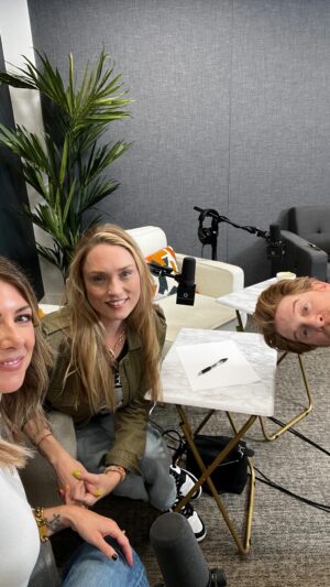 Clare Grant Instagram - My dear friends @sethgreen and @claregrant explain why flowers are NOT the best idea when you’re helping support someone who is grieving. What do you all think?? Tell me below 👇🏼…. Full episode of @comfortfood_pod is out now wherever you get your podcasts!