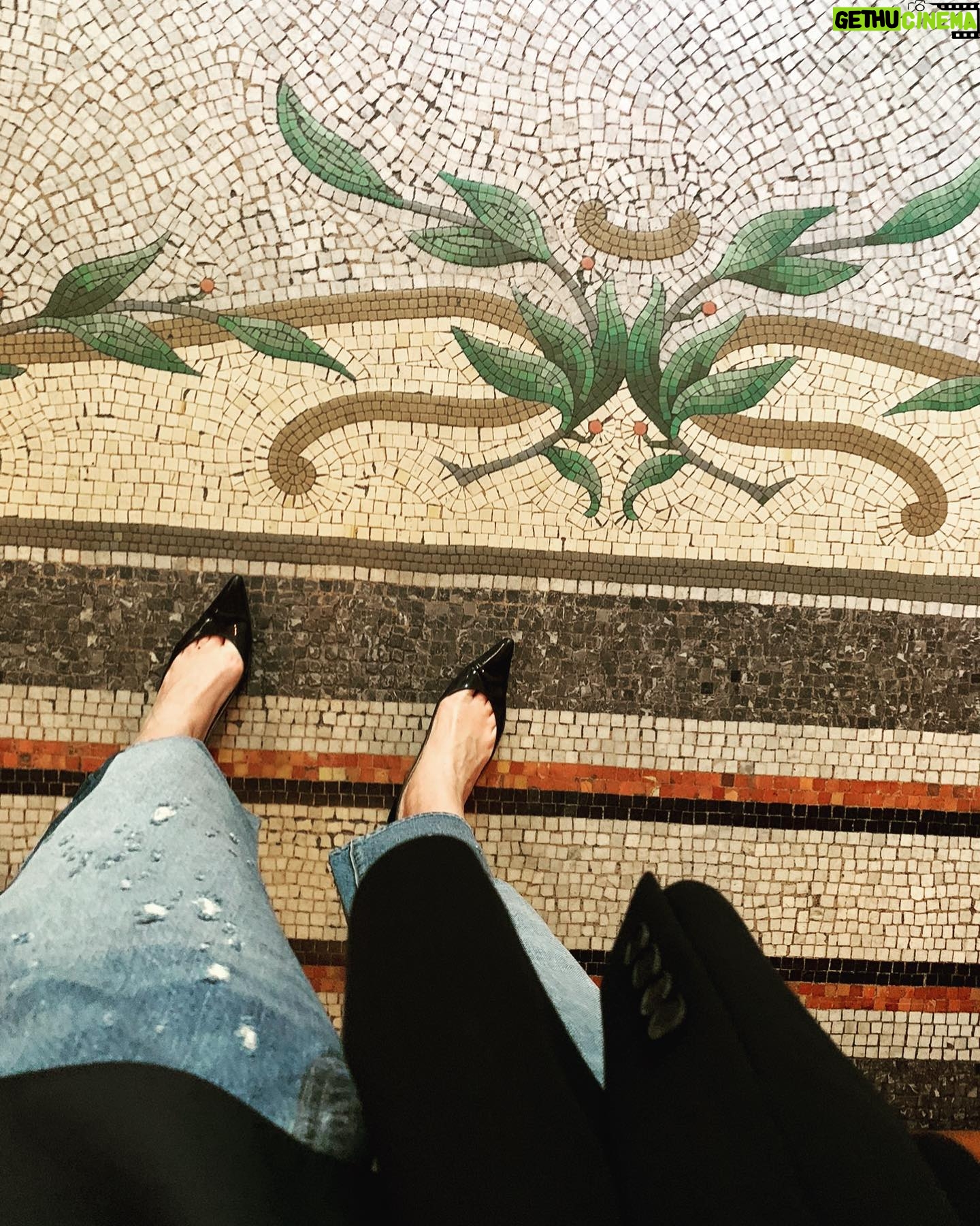 Clare Waight Keller - 2.9K Likes - Work Trip Part 2 - 72 hours in Paris
#parisienne
#tiles
#shadows
@uniqlo : C #blueshirt
#talking
#looks
#goodhairday
@uniqlo
#streetstyle
@uniqlo :C