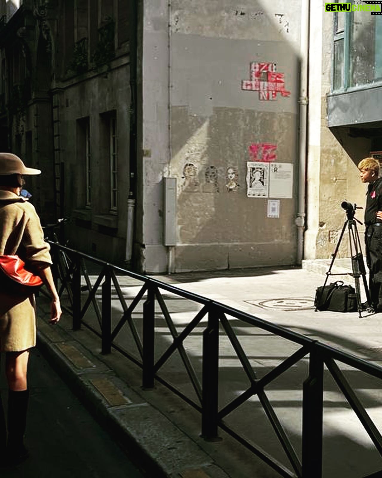 Clare Waight Keller - 2.9K Likes - Work Trip Part 2 - 72 hours in Paris
#parisienne
#tiles
#shadows
@uniqlo : C #blueshirt
#talking
#looks
#goodhairday
@uniqlo
#streetstyle
@uniqlo :C