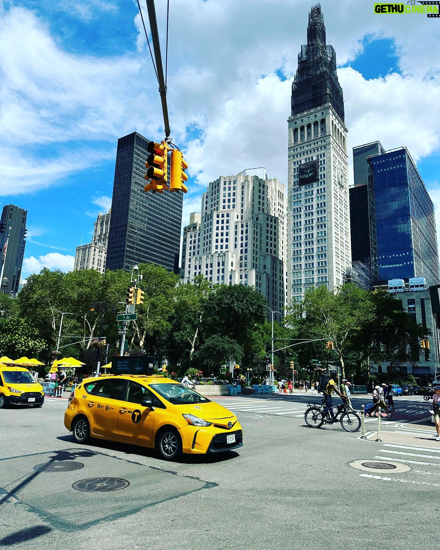 Clare Waight Keller - 2K Likes - Work Road Trip -
Things I saw things I loved in 72 hours last week in New York City β₯οΈ
#hotelchelsea
#unionsquare #farmersmarket @balthazarny
@uniqlousa
#officeview
#girls
#greathair
#flyinghome @thechelseahotel