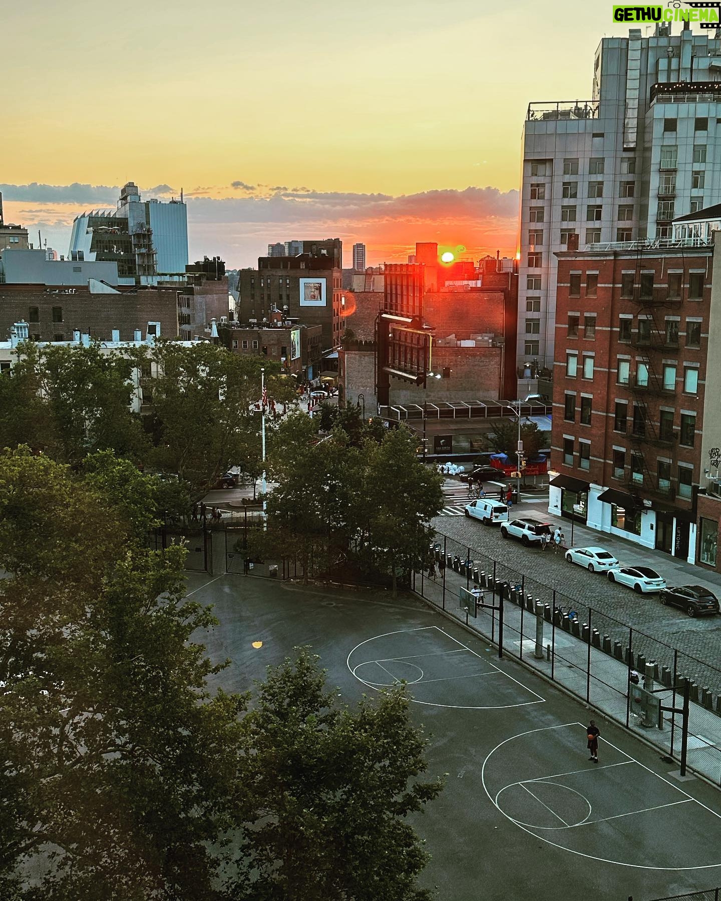 Clare Waight Keller - 2K Likes - Work Road Trip -
Things I saw things I loved in 72 hours last week in New York City β₯οΈ
#hotelchelsea
#unionsquare #farmersmarket @balthazarny
@uniqlousa
#officeview
#girls
#greathair
#flyinghome @thechelseahotel