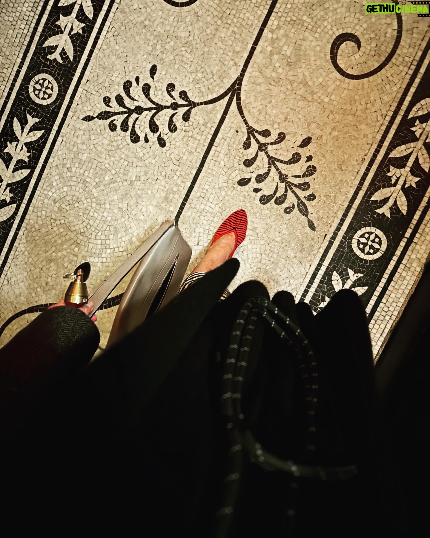 Clare Waight Keller - 2K Likes - Work Road Trip -
Things I saw things I loved in 72 hours last week in New York City β₯οΈ
#hotelchelsea
#unionsquare #farmersmarket @balthazarny
@uniqlousa
#officeview
#girls
#greathair
#flyinghome @thechelseahotel