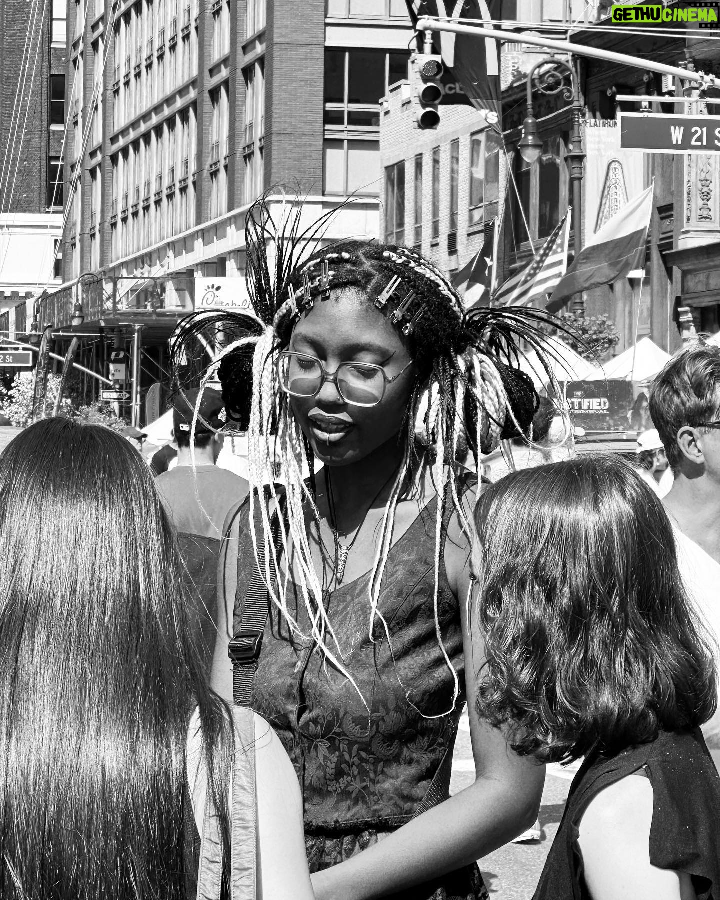 Clare Waight Keller - 2K Likes - Work Road Trip -
Things I saw things I loved in 72 hours last week in New York City β₯οΈ
#hotelchelsea
#unionsquare #farmersmarket @balthazarny
@uniqlousa
#officeview
#girls
#greathair
#flyinghome @thechelseahotel