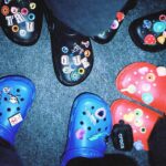 Clarice Falcão Instagram - eu e minha banda lindos e confortáveis de @crocsbrasil ❤️ amei tanto que usei no ensaio usei pra fazer a make usei no show... na verdade se já usei outro sapato não me lembro #FestivalComCrocs #CrocsBrasil #publi