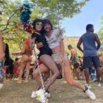 Clarice Falcão Instagram - está aberta a temporada de nostalgia pré-carnavalesca (e o fotógrafo claramente tendo um teto preto)