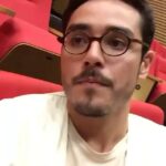 Clarice Falcão Instagram - nunca houve nem haverá ninguém igual ou parecido. ele era o mais em tudo. se eu fosse deus eu fechava a loja e me aposentava e ia morar em algum lugar na praia ou montanha eu sei lá as suas preferências meu deus mas me desculpe seu trabalho promete decair daqui pra frente. claudinho meu maior orgulho é poder ter te chamado de melhor amigo
