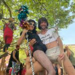 Clarice Falcão Instagram - está aberta a temporada de nostalgia pré-carnavalesca (e o fotógrafo claramente tendo um teto preto)